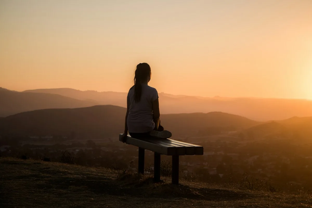 Um momento de contemplação ao pôr do sol