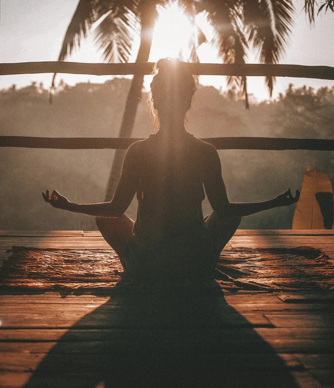 Silhueta em meditação junto à água
