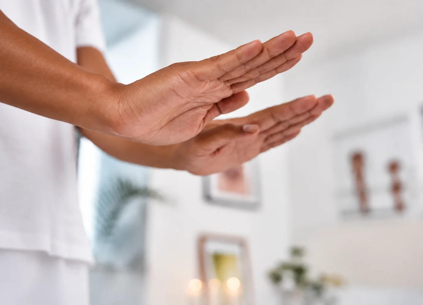 Mãos numa prática de Reiki à distância