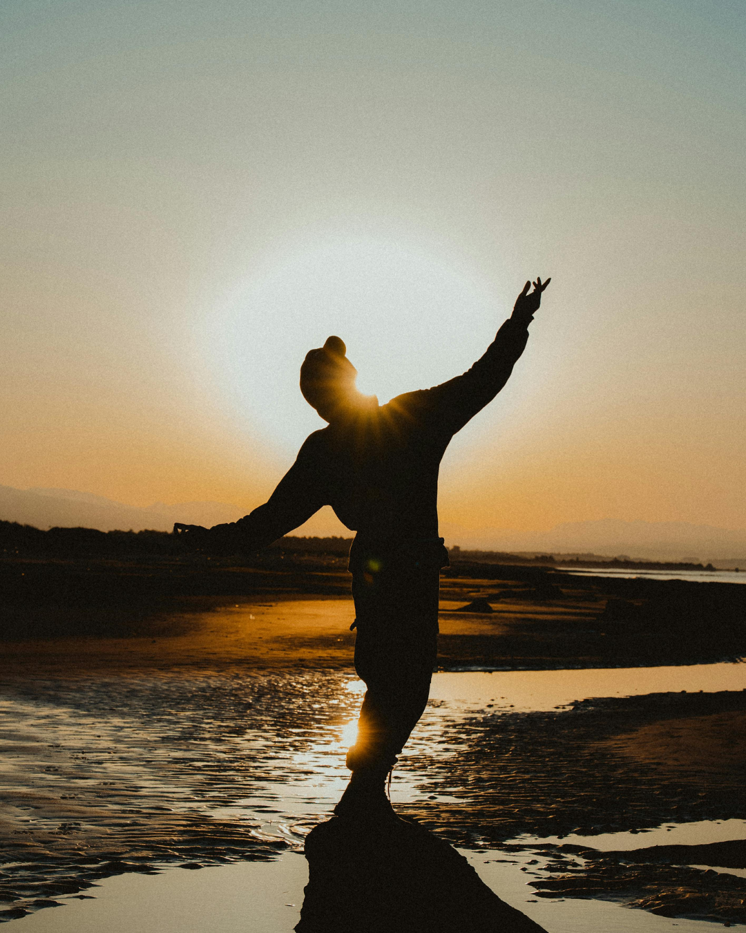 Pessoa em meditação ao pôr do sol representando a Sinergia de Equilíbrio no Urban Peace.