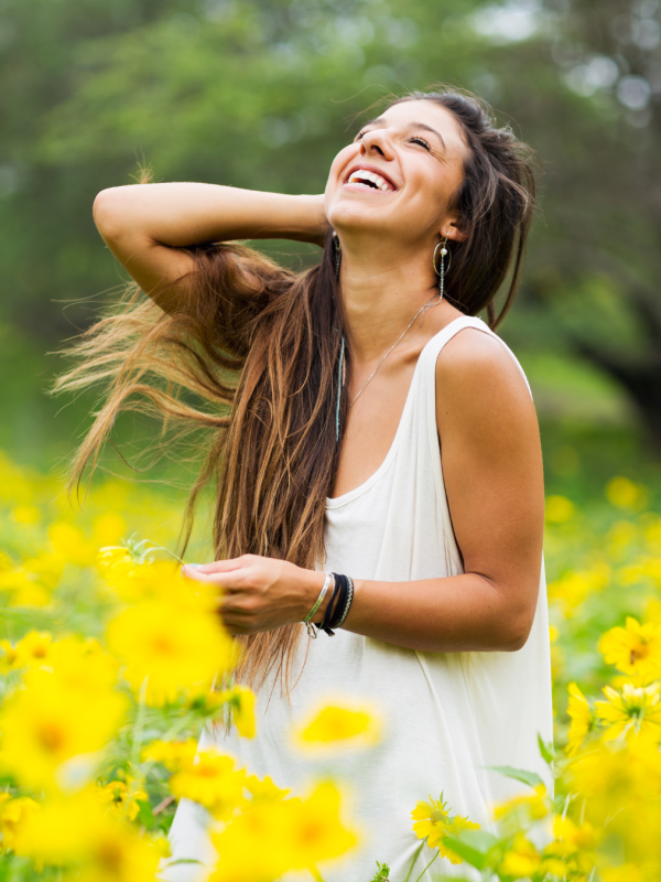 Mulheres em prática de yoga e meditação durante retiro de cura emocional para divorciadas.